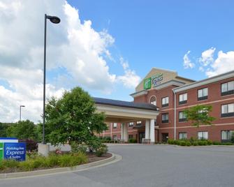 Holiday Inn Express & Suites Bridgeport - Bridgeport - Building
