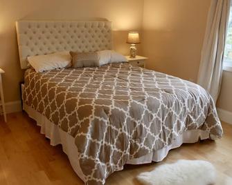 Beachfront Bungalow Suite w/ Parking - Quincy - Bedroom