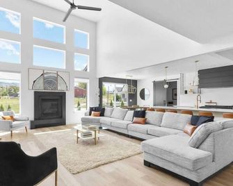 Hot Tub, Pickleball, Theater Room, Game Room! - Lava Hot Springs - Living room