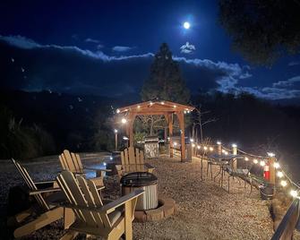 Sierra Mountain Lodge - Vacation Rentals - Yosemite - Ahwahnee - Patio