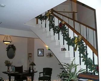 Cedar Wood Lodge Bed & Breakfast Inn - Port Alberni - Escaleras