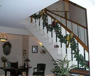 Cedar Wood Lodge Bed & Breakfast Inn - Port Alberni - Schodiště