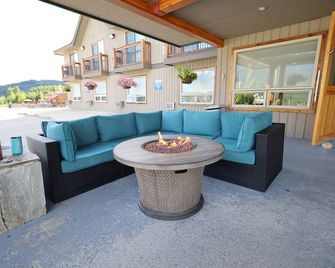 Glacier Mountain Lodge - Blue River - Patio