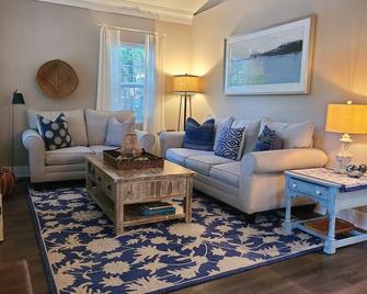 3 Br/2 Bath Historic District~ 7 Bl To Downtown~20 Mins To Beach/Pass Incl - Beaufort - Sala de estar