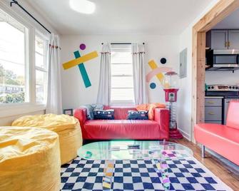 90s Crib -2bed 1bath, Funky Vibe, Central Location - Murfreesboro - Living room