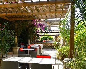 Les Jardins de Bormes, hôtel adult only avec sauna & jacuzzi - Bormes-les-Mimosas - Patio