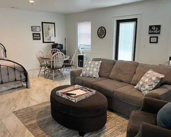The Everett Suite above Dolce, Bryson City, walk to restaurants and GSMRailroad - Bryson City - Living room
