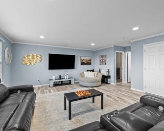 1130 Mockingbird St - Brighton - Living room