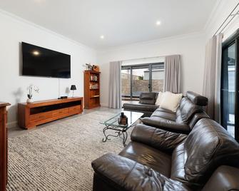 Central Entertainer's Paradise - Wodonga - Living room