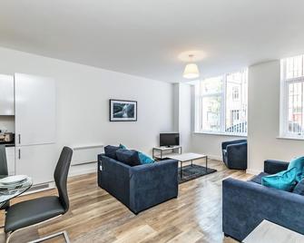City Suites - Chester - Living room