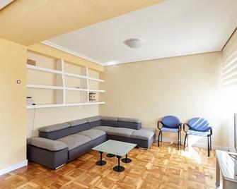 Acà Y Allà Apartamento Alfonso El Batallador - Pamplona - Living room