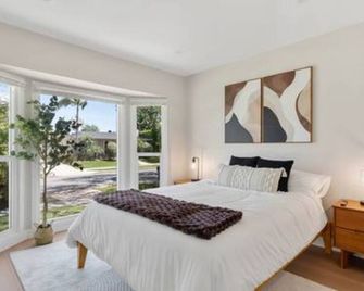 Elegant Oasis | Heated Pool & Spa | 5mi to Beach - Long Beach - Chambre
