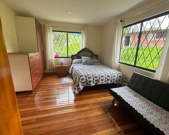 Lugar para relajarse con tu familia, cerca de la ciudad al mismo tiempo alejado. - Cuenca - Bedroom
