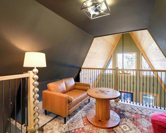 Wytheville A-Frame Cabin w/ Wraparound Deck - Wytheville - Living room