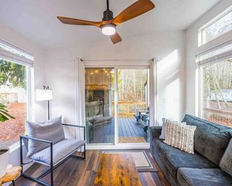 Rivers Edge river side tiny home - Port Angeles - Salon