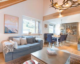 Swiss Family Penthouse at the Foot of the ski Slopes - Andermatt - Sala de estar