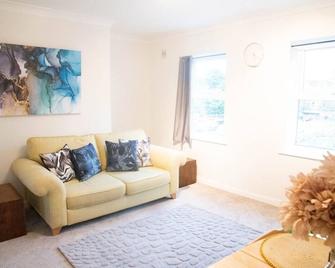 Lovely 1 bedroom Apartment in Central High Wycombe - High Wycombe - Living room