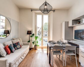 Aweshomeitaly Luxury Apartments - Піза - Вітальня