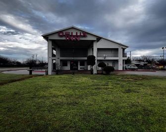 Deluxe Inn Motel By OYO Grand Prairie Interstate 30 - Grand Prairie - Gebouw