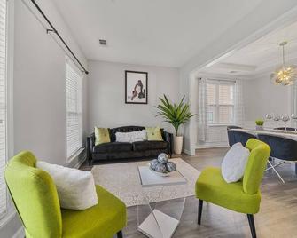 The Serenity Cove - Union City - Living room