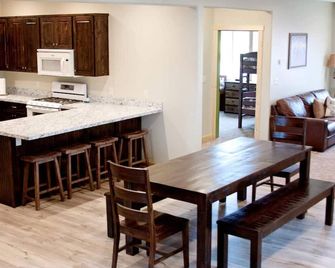 Main Street apt. with theater room near West Yellowstone and the Tetons - Ashton - Kitchen