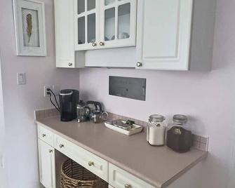 Vineyard Vacation Home Hot Tub Sunroom - Keremeos - Cocina