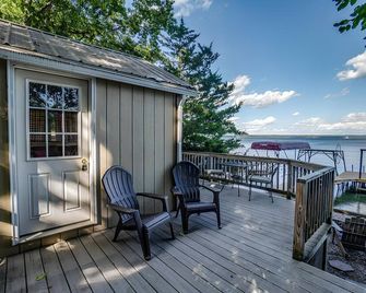 Quaint, cozy Blackbird Cottage on Seneca Lake with private lakefront - 드레스덴 - 발코니