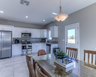 NEW 3 BR home in immaculate condition, mountain views just outside of Tucson - Vail - Kitchen