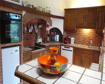 Villa in Le Boulou with Scenic Hilltop Views - Le Boulou - Kitchen