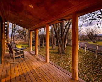 Cozy Log Cabin located on scenic acreage with trees and privacy. - Rifle - Patio
