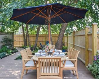 4 min Walk to Commercial Street and Beach - Provincetown - Innenhof