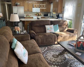 5 BR Retreat on Beautiful Smith Lake & Close to I-65 - Cullman - Living room