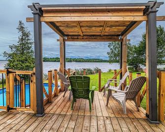 \nall-Season Waterfront Cottage At Lake Scugog, Kawartha Lakes, 1:15hr From Gta - Nestleton - Patio