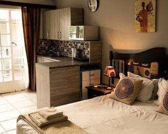Furnished & Serviced Sandton Studio Unit with Private Patio - Sandton - Restaurant
