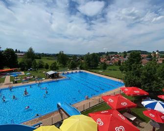 Landhaus Engelhardt in a quiet, sunny location with mountain view apartment 1, allergy free - Oberreute - Piscina