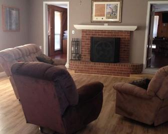 Secluded Peaceful Ranch Style Home Not Far From The City - Tyler - Living room