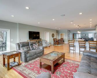 Yankton Vacation Home with Hot Tub and River Views - Yankton - Living room