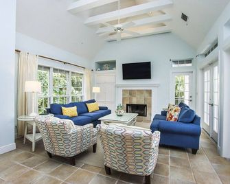 Spacious 5-Bedroom Captiva Home with Private Pool & Spa - Captiva - Living room