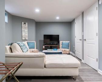 Semi Private cozy studio near downtown. - Montclair - Living room