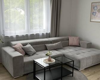 Modern vacation apartment with balcony - only 1 min. to the outdoor pool, for up to 4 guests - Boppard - Wohnzimmer