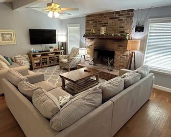 Peaceful Beaufort Single Story Ranch w/ pond view - 3BR/2BA/8 beds. Sleeps Many! - Beaufort - Sala de estar