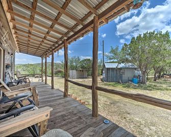 2 Rustic Cabins On 31 Acre Ranch By Frio River! Pet Friendly, Sleeps 10+ - Sabinal - Patio