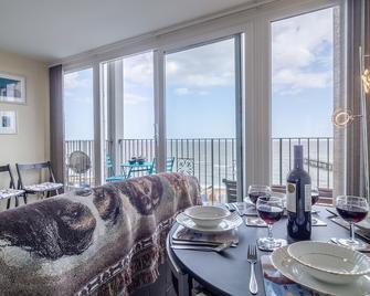 This Apartment Has Absolutely Amazing Views Of The Waterfront And Pier - Філікстоу - Їдальня