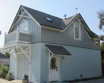 Historic 1887 Carriage House Located On Landmark Property - Santa Cruz - Building
