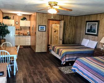 Bayshore Lodge 123 Cabin #1 Rental Port O Connor Tx - Port O'Connor - Bedroom