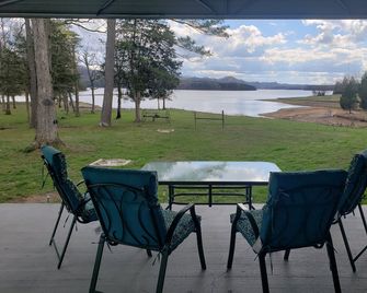 Water front cottage w/water access, firepit & great sunsets. - Vonore - Balcón