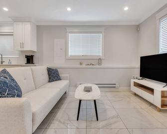 Modern Guesthouse near Skytrain and Free Parking - Vancouver