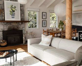 White Shell Cottage - Woodfire & Beachfront - Scamander - Sala de estar