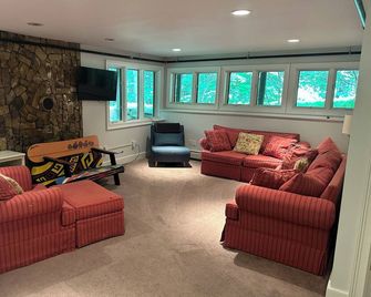 Our Quechee Escape: Spacious 5 - bedroom home in breathtaking central Vermont - Hartford - Sala de estar