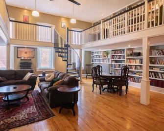 Firehouse Library Apartment - Elizabethtown - Lounge